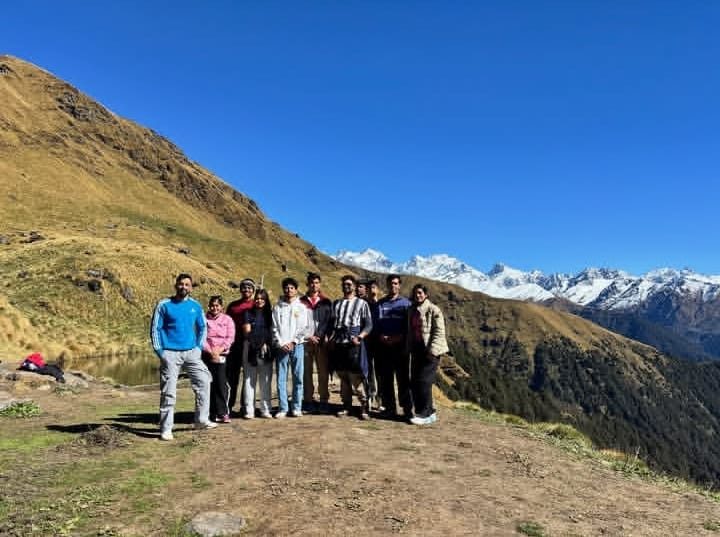 Group photo in a green meadow with mountains
